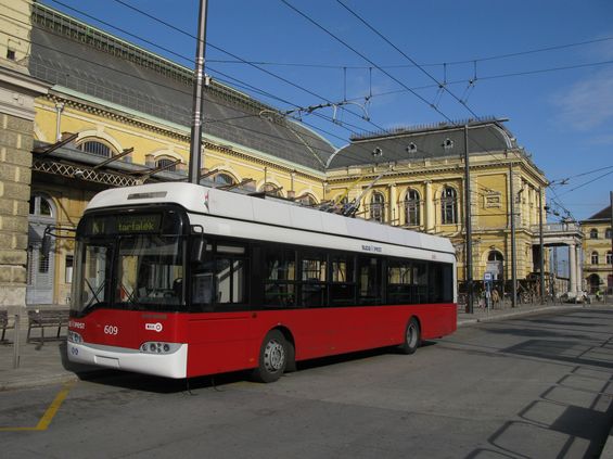 Trolejbusy z nové dodávky navážou na dosavadních 16 standardních Solarisù a budou schopny díky bateriím ujet až 4 km bez trolejového napájení.