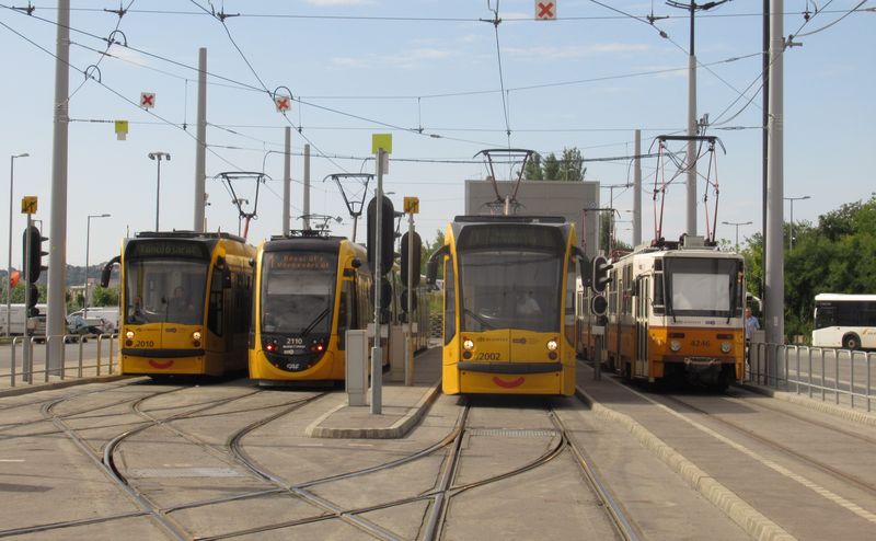 V èervnu 2019 byla tramvajová linka 1 prodloužena v jižní èásti trasy o tøi zastávky do pøestupního uzlu u nádraží Kelenföld, kde také konèí automatické metro M4. K vidìní jsou zde všechny aktuální typy vozidel na této dlouhé a kapacitní tramvajové lince.