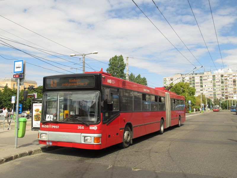 Trolejbus Gräf-Stift s karoserií MAN na koneèné Örs vezér tere. Tento vùz pochází z nìmeckého Eberswalde, byl vyroben v roce 1994 a celkem jich bylo z tohoto zrušeného provozu dodáno 10.