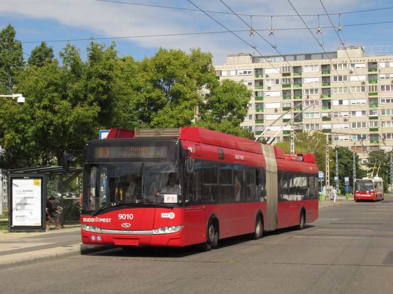 18metrový trolejbus Solaris z první dodávky 16 kloubových a 20 standardních vozù v roce 2015.