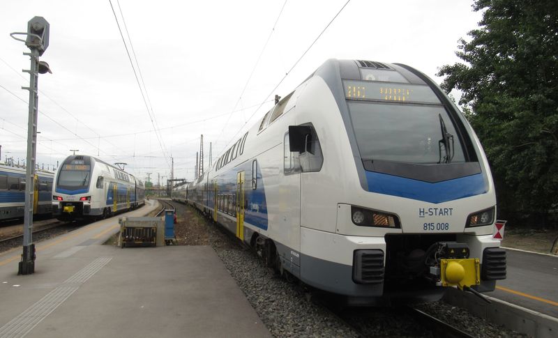 Nové pøímìstské vlaky Stadler Kiss maïarského dopravce H-START odjíždìjí z nádraží Kelenföld. Tìchto šestivozových jednotek bylo poøízeno celkem 40.