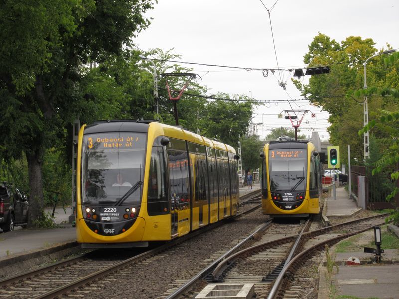Krátká verze tramvaje CAF Urbos 3 na tangenciální lince 3 poblíž koneèné Mexikói út. Tìchto tramvají jezdí už 56 a dodávány byly v letech 2015-21. Díky nim už došlo k vyøazení prvních vysokopodlažních tramvají pùvodem z Hannoveru, které jezdí také v této èásti Budapešti.