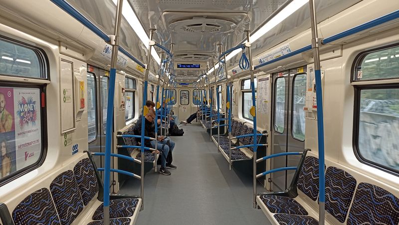 Interiér rekonstruovaných ruských vozù metra provozovaných na lince M3 na jediném povrchovém úseku v jižní èásti trasy, kde zatím metro jezdí jen ve všední dny kromì veèerù.