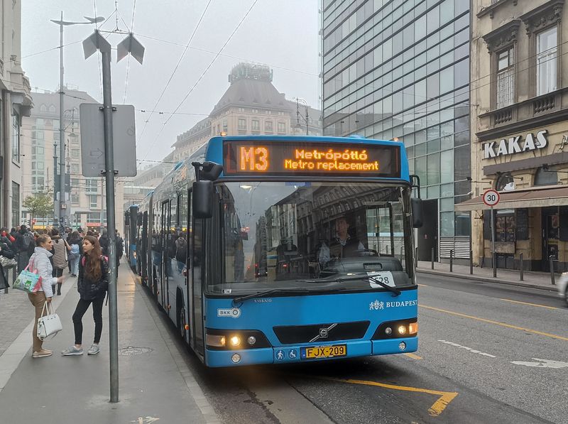 Jeden ze 150 kloubových autobusù Volvo z let 2004-6 na náhradní autobusové lince M3, která nahrazuje stejnojmennou linku metra v její rekonstruované centrální èásti. Veèer a o víkendech jezdí autobusy až na jižní koneènou Kobánya-Kispest.