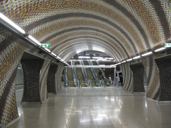 Trochu psychedelický interiér stanice Szent Gellért tér. Linka M4 funguje od jara 2014 a lidé si na ní teprve zvykají.