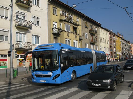 Volvo dodalo zaèátkem roku 2015 také 28 hybridních kloubových autobusù typu 7900A, které jezdí hlavnì na páteøní lince 7. Díky vypínání motoru v zastávkách a pøi rozjezdech jsou nové hybridní autobusy mnohem tišší a výraznì šetøí i životní prostøedí zejména v prostoru zastávek. Celkovì mají šetøit až 30 % pohonných hmot.