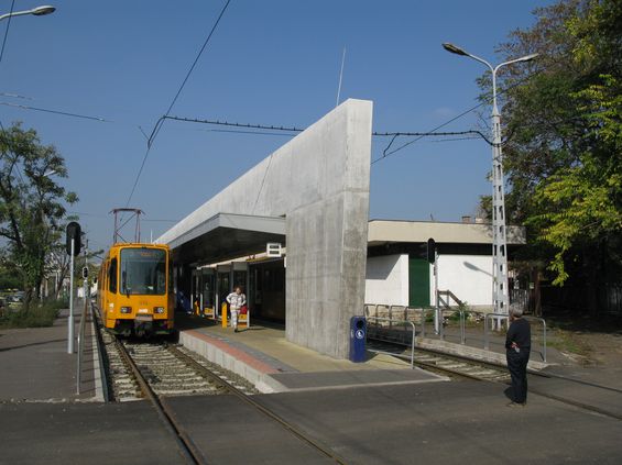 V rámci modernizace linky 3 byla velkoryse pøebudována také koneèná zastávka spoleèná pro linky 3 a 69 Mexikói út u koneèné stanice historického žlutého metra M1.