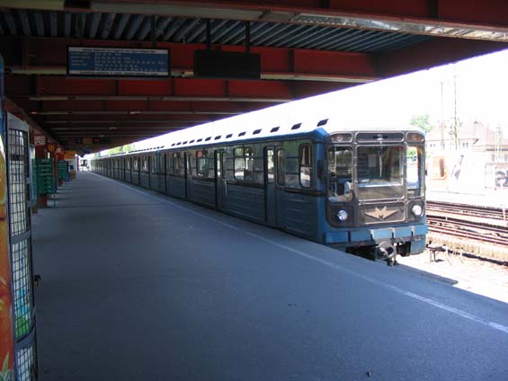 �estivozov� souprava na denn�m sv�tle na ji�n� kone�n� stanici linky M3. Zde se nach�z� i depo.