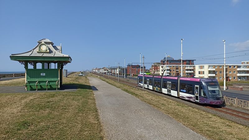Jediná pobøežní tramvajová linka je dlouhá 18 kilometrù a kromì severního konce neopouští moøské pobøeží s širokými plážemi. Tyto fialovobílé tramvaje Bombardier tu jezdí od roku 2012.