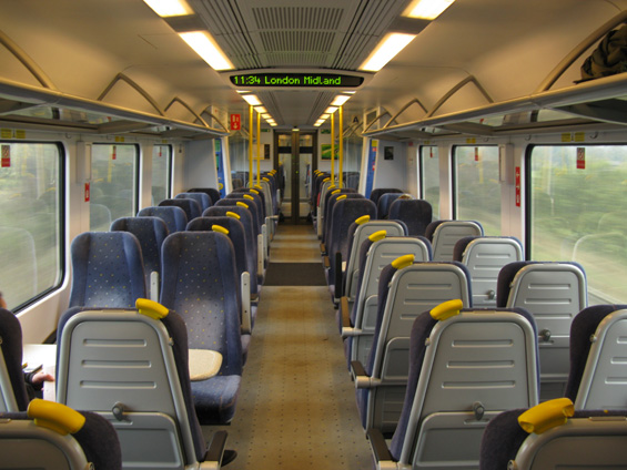Pøíjemný interiér nového pøímìstského vlaku od Siemensu jezdící na trati Londýn - Birmingham. Vìtšinu regionálních vlakù v okolí Birminghamu novì provozuje spoleènost London Midland.