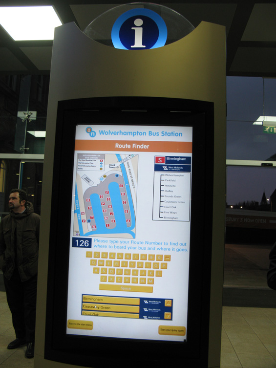 Uvnitø nového terminálu Wolverhampton nechybí ani velkoplošné dotykové obrazovky, kde si mùžete zjistit jakékoli dopravní informace.