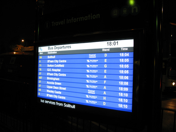 Velkoplošný LCD displej s aktuálními odjezdy autobusù v pøestupním terminálu u vlakové stanice Solihull jihovýchodnì od Birminghamu je také v majetku zdejšího koordinátora "Centro".