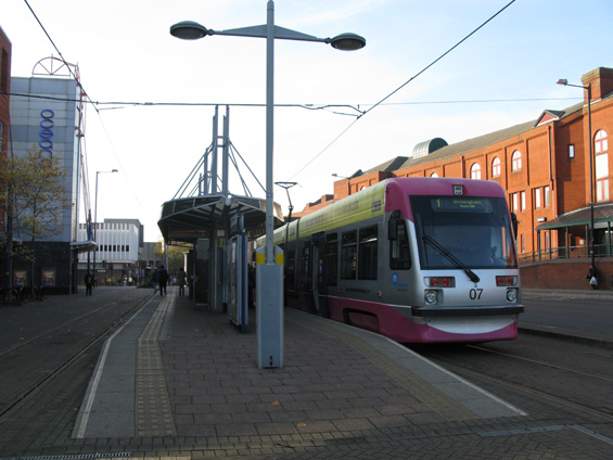 Koneèná stanice tramvaje na okraji centra mìsta Wolverhampton. Cesta tramvají z Birminghamu do Wolverhamptonu trvá asi 3/4 hodiny. I když mezi obìma mìsty jezdí také vlak, kouzlo tramvaje spoèívá v místní obsluze ètvrtí a mìst podél tramvajové trati i v krátkém intervalu.