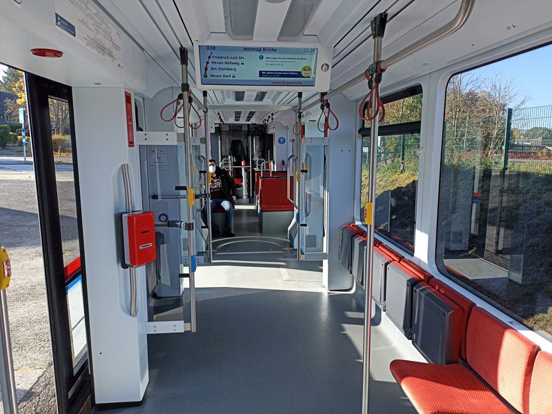 Interiér tramvaje Variobahn od Stadleru, které už nyní tvoøí 100 % zdejšího vozového parku. Celkem bylo do konce roku 2021 dodáno 90 tìchto tramvají. První pøišly v roce 2008.