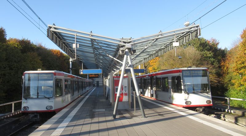 Jižní koneèná linky U35 Hustadt. Z 22 stanic tohoto bochumského metra je na povrchu pouze 7. Celý severní úsek z centra Bochumi do s ní srostlého mìsta Herne je podzemní. Tìchto 25 jednotek bylo vyrobeno v letech 1988-1993.