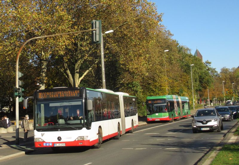 Dopravce BOGESTRA má také cca 15 hybridních autobusù Solaris, které poøídil už v letech 2010-11. Od té doby opìt kupuje èistì naftové vozy (naposledy však poøídil vìtší množství elektrobusù). Zde v centru Gelsenkirchenu zachycen také starší autobus Citaro soukromého dopravce VER na regionální lince.