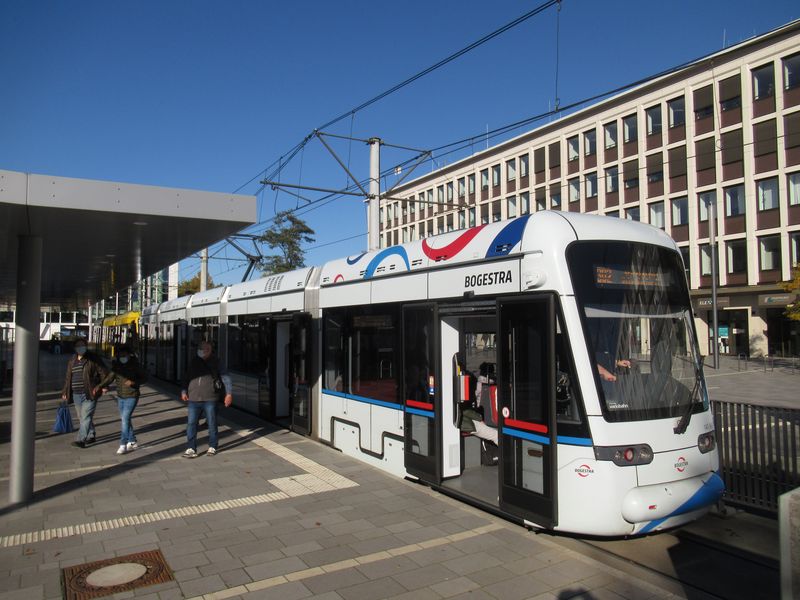 Jedna z nejnovìjších tramvají Variobahn druhé 45kusové série, která byla dodávána od roku 2016, na lince 302 v centru Gelsenkirchenu, která dále pokraèuje do Bochumi.