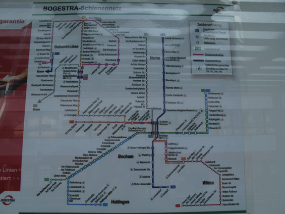 Sí� linkového vedení kolejové dopravy v Bochumi a okolí. Tramvaje míøí také do mìsta Gelsenkirchen na západì, kde se zase potkávají s tramvajemi a stadtbahnem z Essenu.