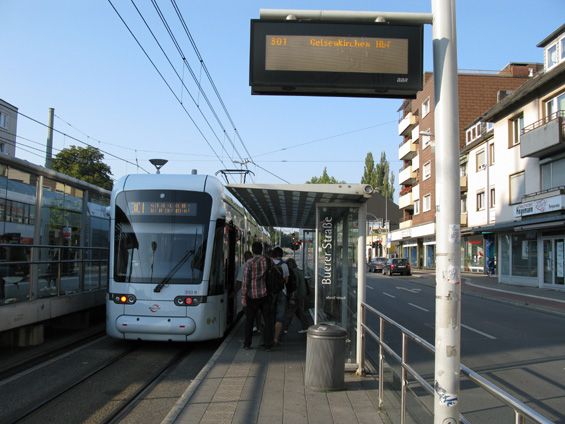 V zastávce Buerer Strasse se potkává linka 301 do Gelsekirchenu s linkou U17 do Essenu. Tramvaj zastavuje u nízkého nástupištì, linka U17 u vysokého (vlevo).