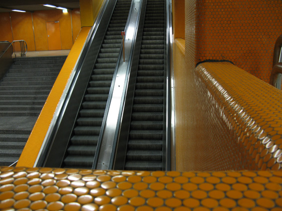 Výzdoba podzemního labyrintu u hlavního nádraží - setkávají se zde všechny kolejové linky.