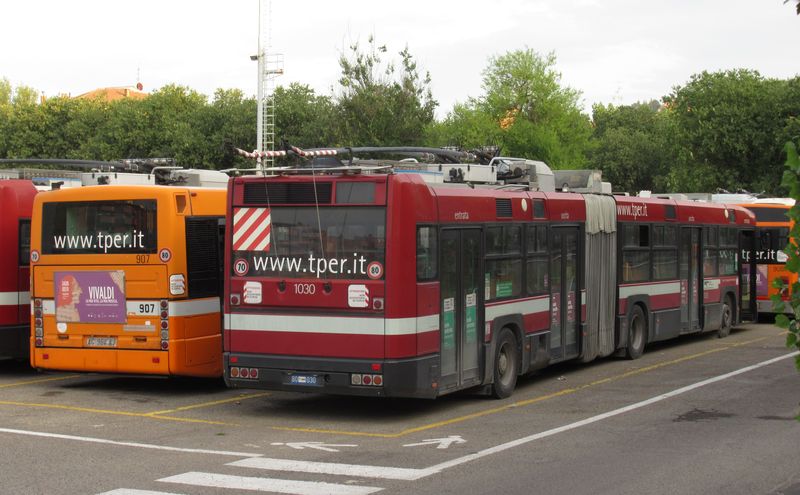 Kromì nových trolejbusù Crealis jezdí v Boloni ještì také cca 30 starších trolejbusù Autodromo a pøes deset trolejbusù Solaris Trollino. Vše v kloubové verzi.