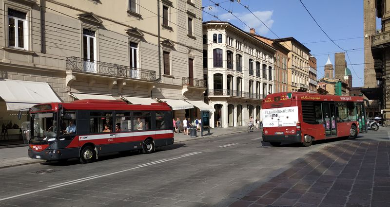 Malé autobusy CAM a Mercedes-Benz Cito na midibusové lince A projíždìjící historickým centrem Boloni. O víkendech jezdí do èásteènì uzavøeného centra speciální linky T1 a T2.