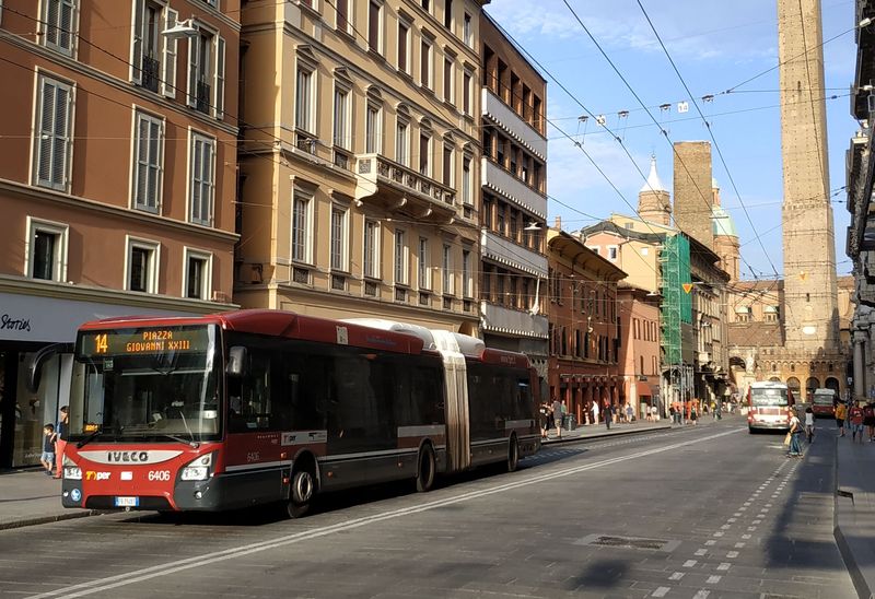 Jedna ze dvou východozápadních trolejbusových linek má èíslo 14 a projíždí spolu s linkou 13 centrálním úsekem kolem námìstí Piazza Maggiore. Z dùvodu hlavních letních prázdnin byly všechny trolejbusy nahrazeny autobusy.