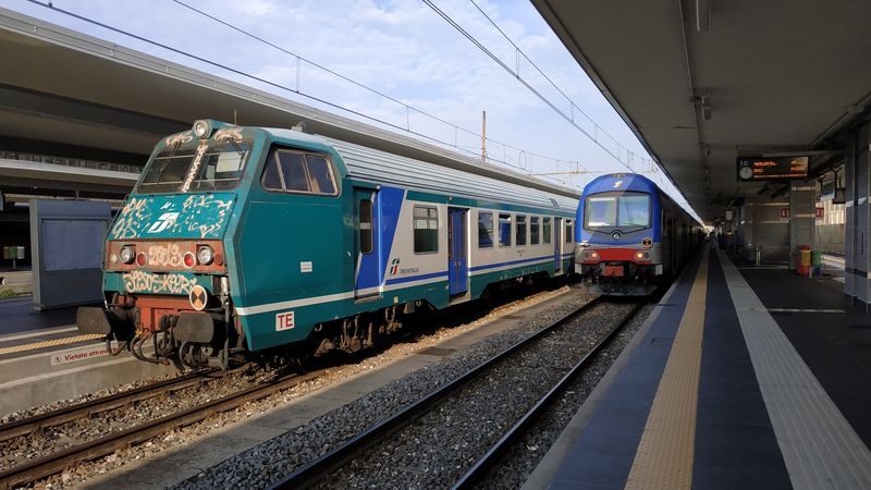 Další zástupce starších regionálních jednotek italského národního dopravce Trenitalia. Kromì nich tu jezdí také novìjší dvoupodlažní jednotky. A spoleènost jim dìlají i ještì novìjší regionální vlaky Stadler provozované místním regionálním dopravcem TPER. Zatímco na povrchu jezdí regionální vlaky i rychlíky, vysokorychlostní vlaky zastavují v Boloni v novém podzemním nádraží pod tímto pùvodním.