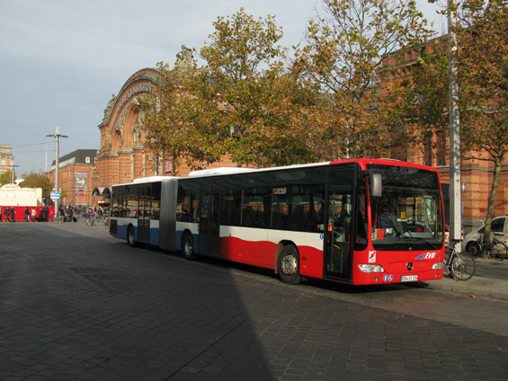 U Hlavního nádraží konèí i nìkteré pøímìstské autobusové linky jiných dopravcù. I zde potkáte kloubové vozy.