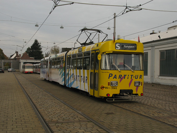 Ve vozovnì Gröpelingen odpoèívá i tato "Párty tramvaj", používaná pro komerèní veèerní jízdy. Je pøestavìná z pùvodního typu tramvají, který v Brémách jezdil od 70. let. Nyní se s tìmito tramvajemi mùžete svézt napøíklad v rumunském Temešváru.