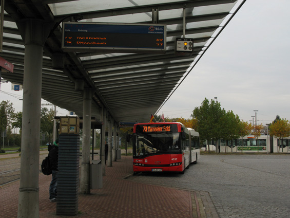 Nové kloubové Solarisy postupnì nahrazují dožívající MANy a Neoplany. Autobusy zde, v terminálu Gröpelingen, vyèkávají na tramvaje z centra. Informaci o pøíjezdu blížících se tramvají jim dává nenápadné svìtelné zaøízení vpravo nahoøe, které signalizuje, která linka pøijede a jestli už je vzdálená 3 minuty nebo 1 minutu od koneèné zastávky.