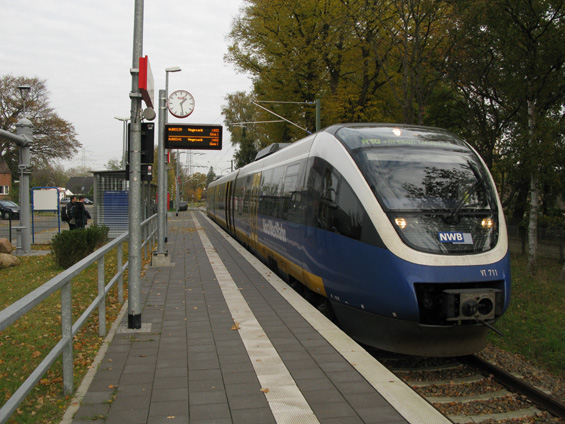 Koneèná stanice Bremen-Farge místní lokálky, která jezdí z koneèné vlaku Vegesack do nejzápadnìjší èásti Brém. Cesta trvá asi 20 minut a díky elektrizaci dojde od prosince 2011 k jejímu propojení s hlavní tratí od Brém. Ve stanici Vegesack tak již neubde nutné pøestupovat a pùvodnì pùlhodinový interval se zkrátí na polovinu. Také se pøedpokládá nasazení jednopodlažních elektrických jednotek a oznaèení jako linka RS1 (místní forma S-Bahnu).