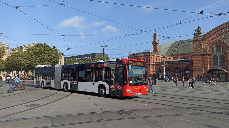 Nejnovìjší model brémských autobusù – Mercedes-Benz Citaro. Autobusové linky jsou èíslovány od 20 výše a vìtšinou jezdí v intervalu 15 nebo 30 minut. Výjimku tvoøí linky 24 a 25, které jezdí ve špièkách každých 7-8 minut.