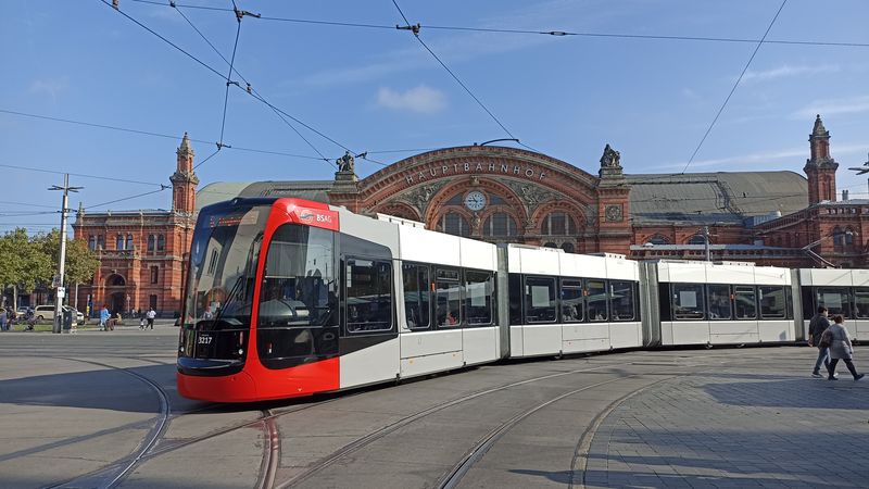 Nejnovìjší typ tramvaje Siemens Avenio postupnì zaplavuje koleje v Brémách. Celkem jich je objednáno 77, jezdí jich už 48. První kusy pøišly v roce 2020 a nyní už nahradily skoro 30 nejstarších nízkopodlažních tramvají AEG z první poloviny 90. let.
