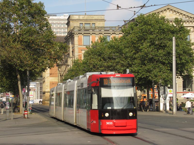 Z pùvodních 78 tramvají AEG jich jezdí ještì padesátka. Byly dodávány v letech 1993-6 a nyní je postupnì vytlaèují nové tramvaje Avenio od Siemensu. Ty jsou stejnì jako jejich pøedchùdkynì od Bombardieru o 30 cm širší než tyto stroje.
