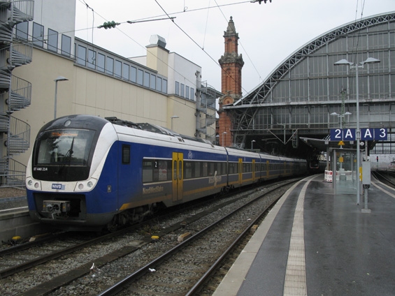 Vlakové linky si v Brémách a okolí teprve získávají oblibu a dùležitost. Novì tu funguje systém pøímìstských linek RS (Regio S-Bahn) provozovaný zdejší spoleèností NordWestBahn. Na linky jsou nasazovány tyto nové (i když nepøíliš umyté) elektrické jednotky od Alstomu. Od prosince by mìly tyto vlaky nahradit pùvodní dvoupatrové èervené vozy DB na pøímìstské trati do severní èásti Brém (Vegesack, Farge). Tato tra� se vymyká èetností zastávek a opravdu lokálním charakterem. Proto zde také budou spolu s novou linkou RS1 zkráceny intervaly na polovinu.