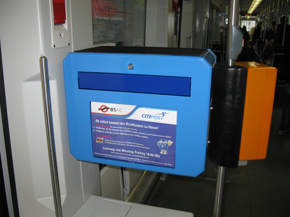 Zajímavou novinku pøichystal brémský dopravní podnik svým zákazníkùm - v novìjších tramvajích najdete také normální poštovní schránku.