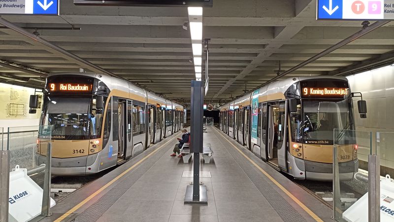 Druhou koneènou tramvajové devítky je podzemní stanice Simonis poblíž pøestupní stanice metra západnì od centra, kde se ve dvou výškových úrovních vzájemnì potkává okružní dvojlinka 2+6.