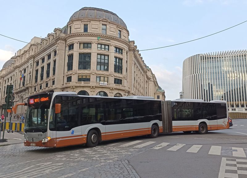 Kloubové Citaro z roku 2014. Mìstský dopravní podnik má ve své flotile cca 40 autobusù kloubových. A kromì hybridních autobusù kupuje také elektrobusy Solaris a Bolloré (už má 25 minibusù, 5 standardních a 25 kloubových). Testuje také autobusy na vodík.