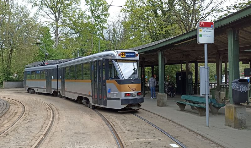 Po svižné jízdì po polích a lesem pøijíždí pøímìstská tramvaj 44 na koneènou ve ètvrti Tervuren východnì od Bruselu. Malebnosti místní trati hojnì využívají také z nedalekého tramvajového muzea.
