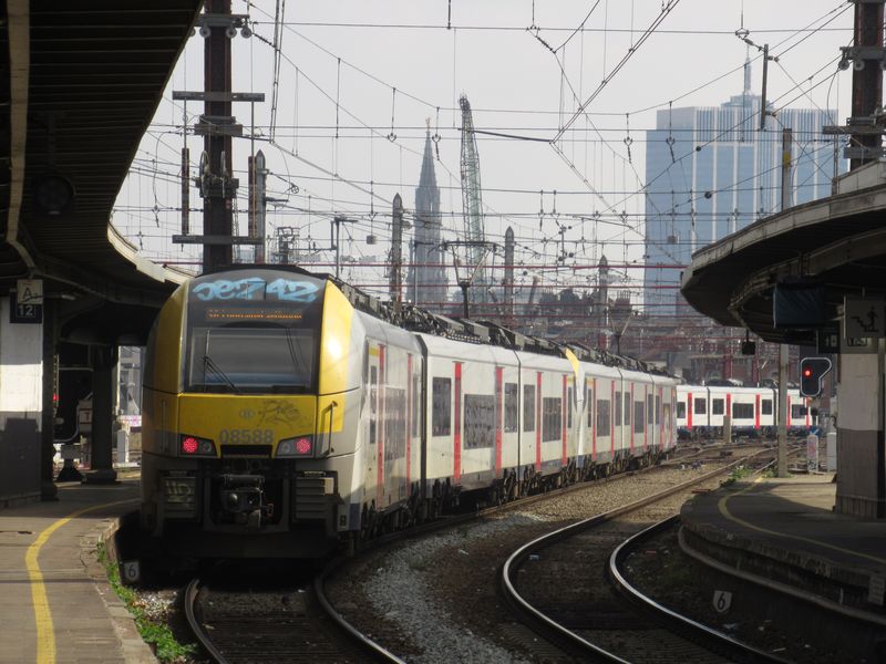 Brusel spojuje s hustì obydlenou aglomerací sí� èasto jezdících pøímìstských vlakù na 12 linkách S, kde se nejèastìji potkáte s tìmito moderními elektrickými jednotkami. Hlavní linky S mají celodenní interval 30 minut a vìtšina z nich projíždí hlavní severojižní osou spojující jižní, centrální a severní nádraží. K vidìní jsou ale i mnohem starší vlaky, které bývají nasazovány i na mezimìstské spoje. Výhodou pomìrnì malé a hustì osídlené Belgie je, že vlaky jezdí velmi èasto a z jednoho konce zemì na druhý se dostanete maximálnì do dvou hodin.