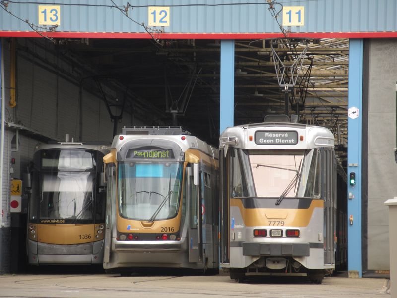 Všechny hlavní typy bruselských tramvají na jednom obrázku. Uprostøed je první èásteènì nízkopodlažní typ tramvaje z let 1993-5, který tu jezdí 50 hlavnì ve východní èásti mìsta na linkách 8, 62, 92 a 93.