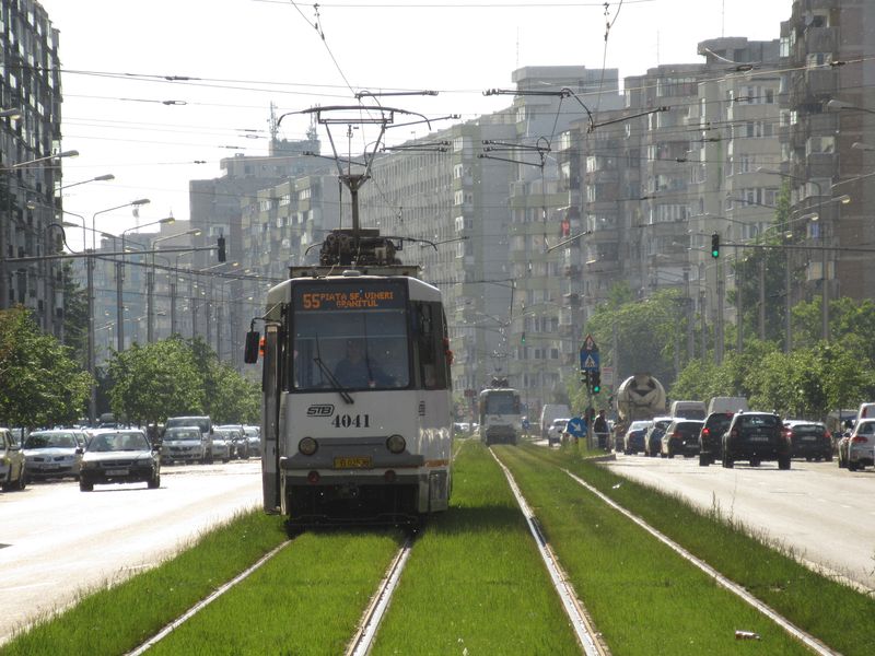 Obousmìrná tramvaj míøí po vzornì zeleném trávníku uprostøed sídlištì severovýchodnì od centra ke koneèné linky 55 Granitul, kde je využita její obousmìrnost.