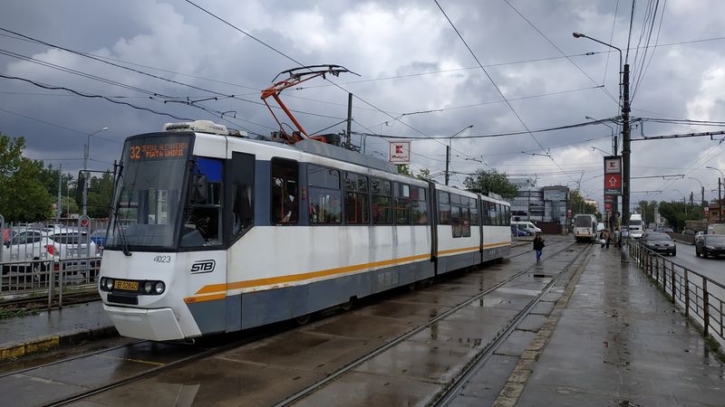 Tato tramvaj zachycená na jihozápadní koneèné páteøní linky 32 u vozovny Alexandria je jednou z 50 modernizací pùvodnì dvouèlánkových tramvají V2A z poèátku 80. let, kterým byl vložen støední nízkopodlažní èlánek.