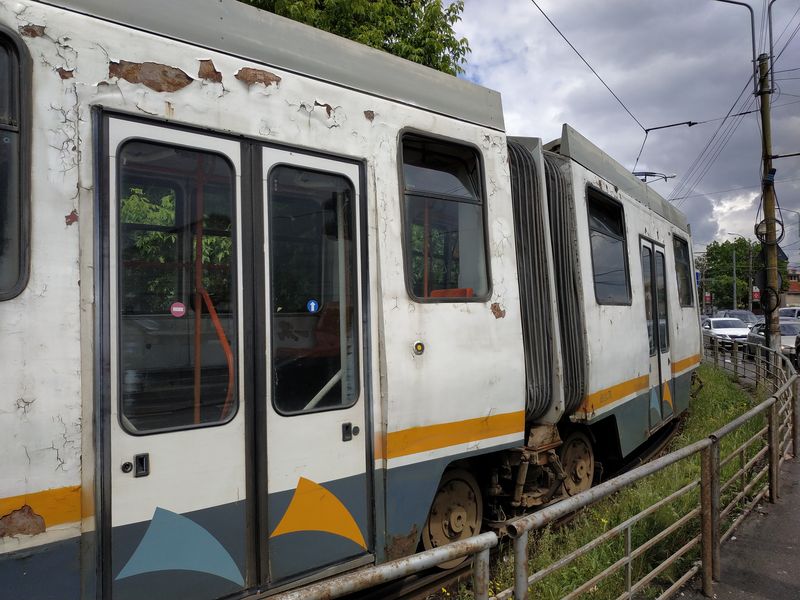 Tøíèlánkové rumunské tramvaje V3A dostaly pøi postupných modernizacích vnì výklopné dvoudílné dveøe. Pro Bukureš� je typický šedobílý nátìr s modrými a žlutými ornamenty. Aè je vìtšina vozù celkem udržovaná, nìkteré už by další opravu snesly.