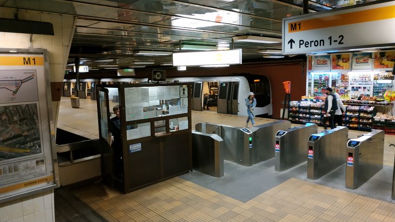 Stanice Dristor, kde potkává polokružní linka M1 sama sebe. V této stanici vlaky zahájí jízdu, objedou okruh kolem centra, vrátí se sem a pokraèují dál na východ. První linka bukureš�ského metra byla spuštìna v roce 1979. Od samého poèátku se do metra vstupuje pøes turnikety.