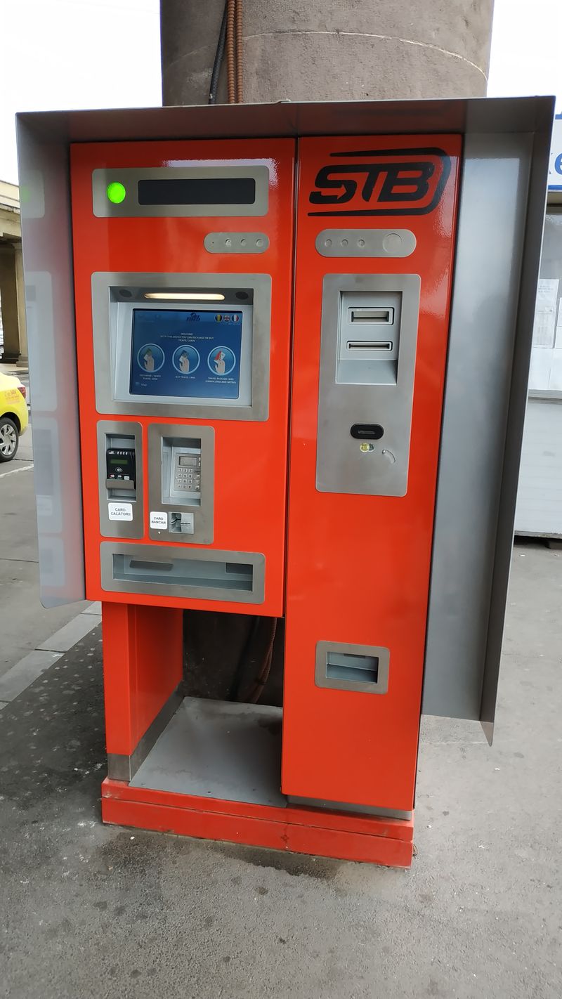 Na nìkolika málo místech najdete tyto multifunkèní jízdenkové automaty, kde lze i pomocí platební karty zakoupit integrované jízdenky, které platí v metru i povrchové MHD. Jeden z nich je u nádraží Gara de Nord, další je na letišti.