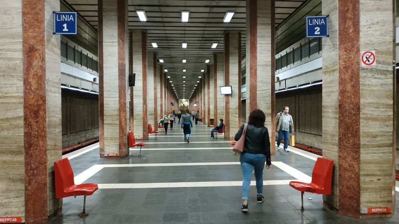 Jedna z honosnìjších stanic – Republica na východním okraji linky M1. Metro sem dojelo už v roce 1981. Tehdy tady byla obøí továrna Faur, dnes tato poloopuštìná prùmyslová zóna jen pomalu ožívá novými podniky.