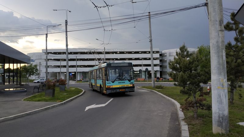 Nejsevernìjší koneèná trolejbusù v Bukurešti – nový terminál Straulesti, kam od roku 2017 vede také ètvrtá linka metra, která skoro vìrnì kopíruje právì trasu trolejbusové linky 97. Ta však i po prodloužení metra zùstala zachována.