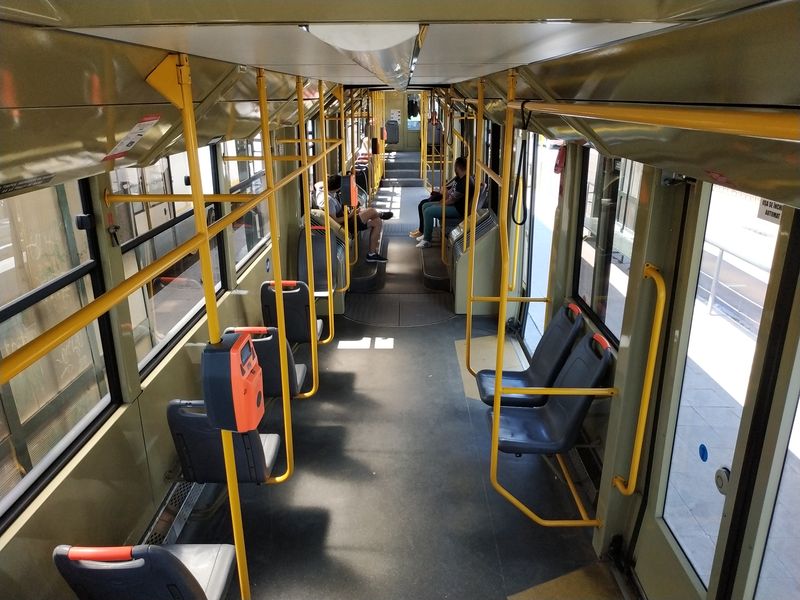 Na bukureš�ské pomìry nezvykle nízkopodlažní interiér tramvaje Bucur LF nasazované na okružní lince 1. Bohužel je podíl takto moderních vozidel v Bukurešti celkem zanedbatelný.